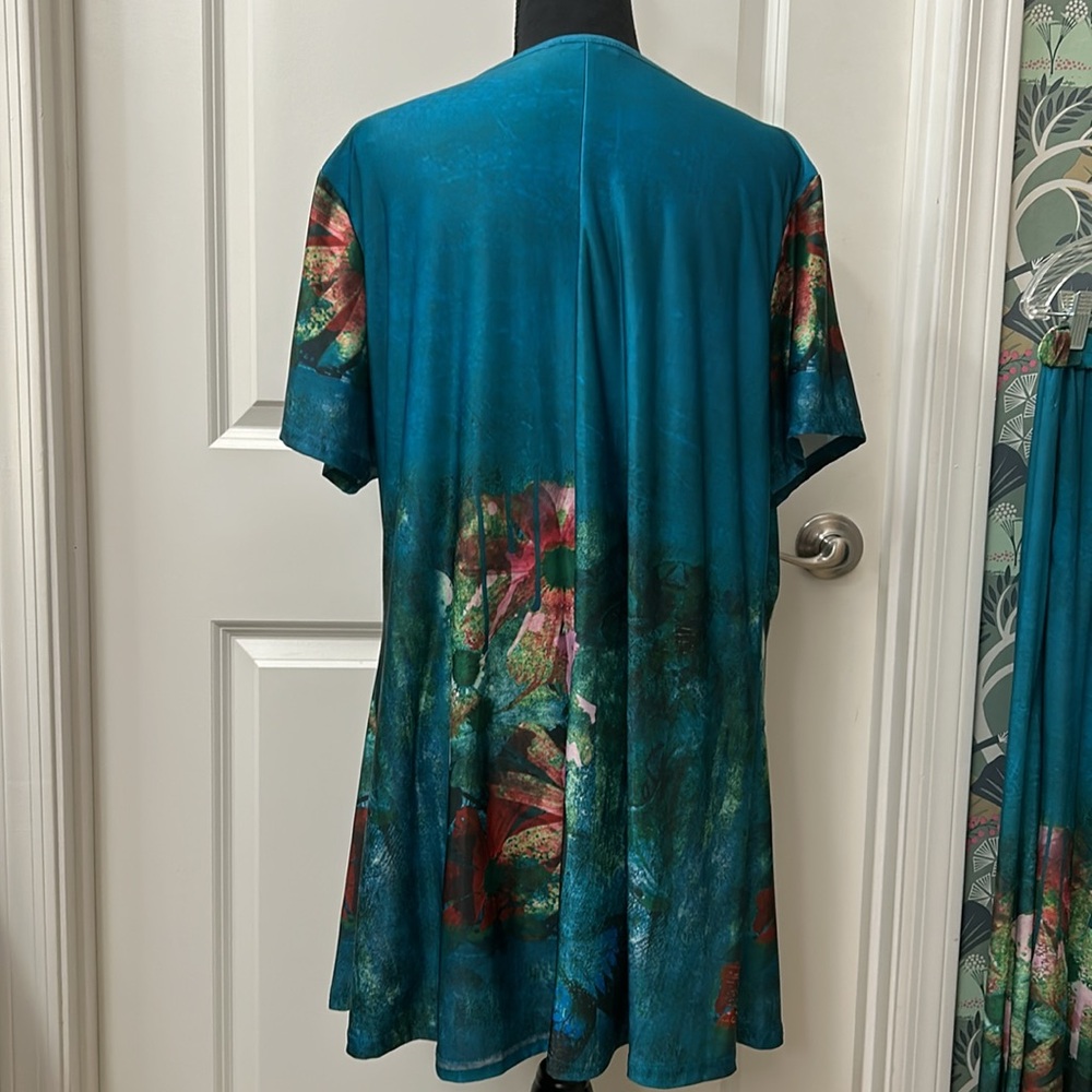 NWOT Two piece summer fun. Tunic with matching capri. Perfect condition. 1X - Picture 5 of 11